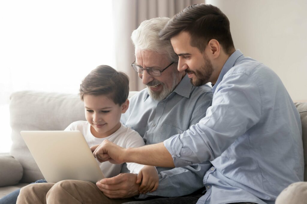 Familie schaut sich digitalisierte Medien an